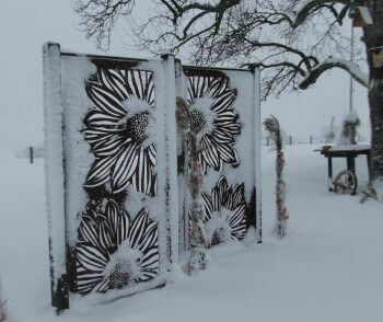 Schneefang und Blickfang in einem: Sichtschutzwand aus Metall