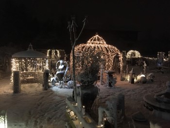 Beleuchteter Edelrost Pavillon im Winter